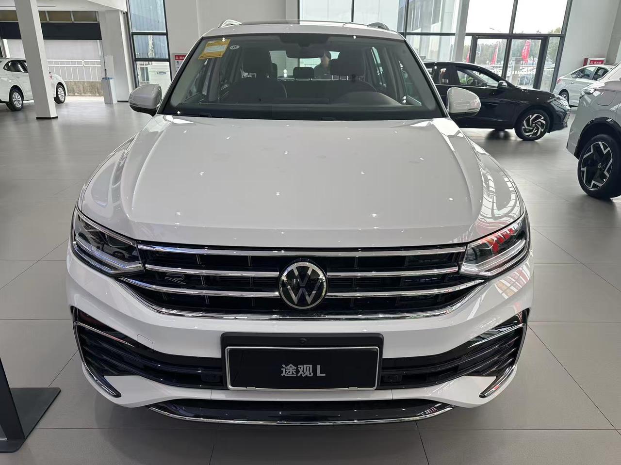 来给家里亲戚的车做检查，顺便看看途观L，聊聊我对这款车的看法。这车的外观没啥可