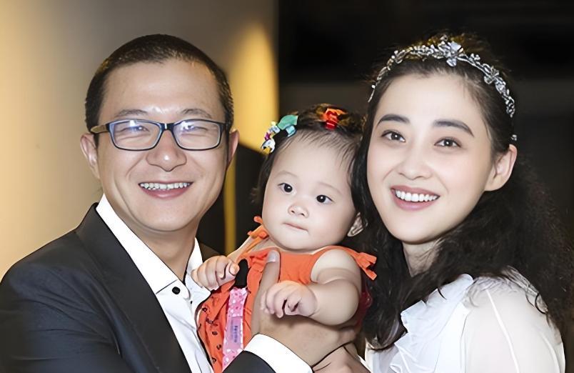 梅婷拍戏爱上摄影师，第二次闪婚获得幸福，大学同学秦昊是红娘前言：2012年，