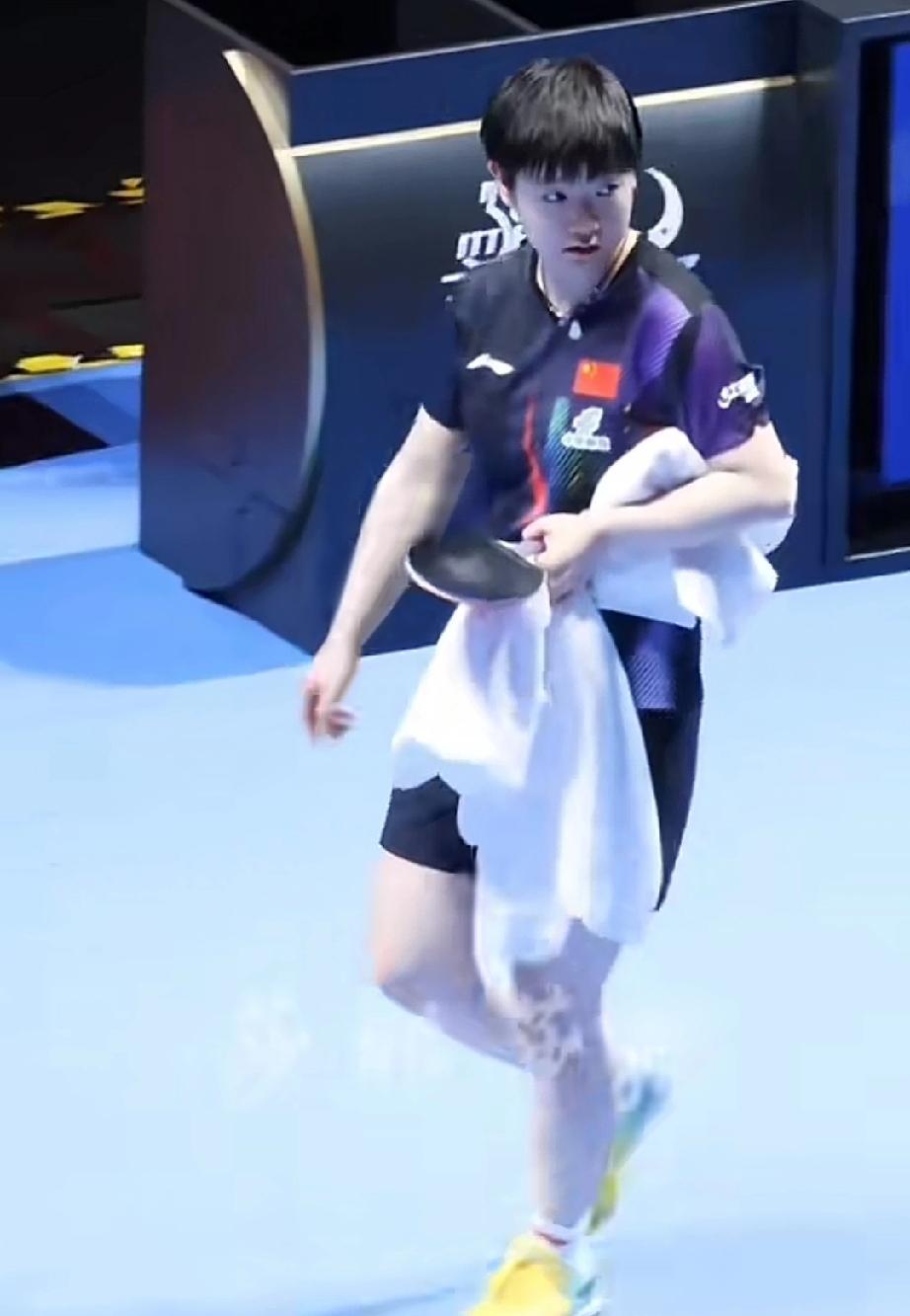 泰国裁判对莎莎的喜欢，藏都藏不住。莎莎赛后拿着毛巾往前走，旁边裁判突然叫住莎莎