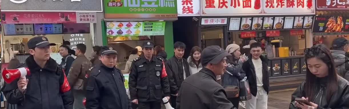 真大馋丫头，一群城管也劝不住想吃耙耙柑的大馋丫头，女子在旅游景区路边摊买耙耙柑，