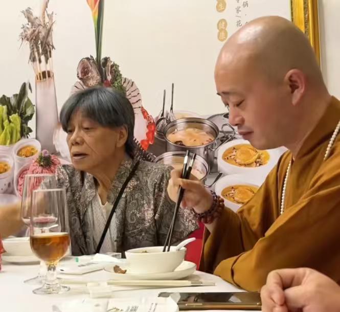 梁小龙去世的前段时间，还和和尚吃了顿饭，与和尚的精神奕奕相比，梁小龙显得很憔悴