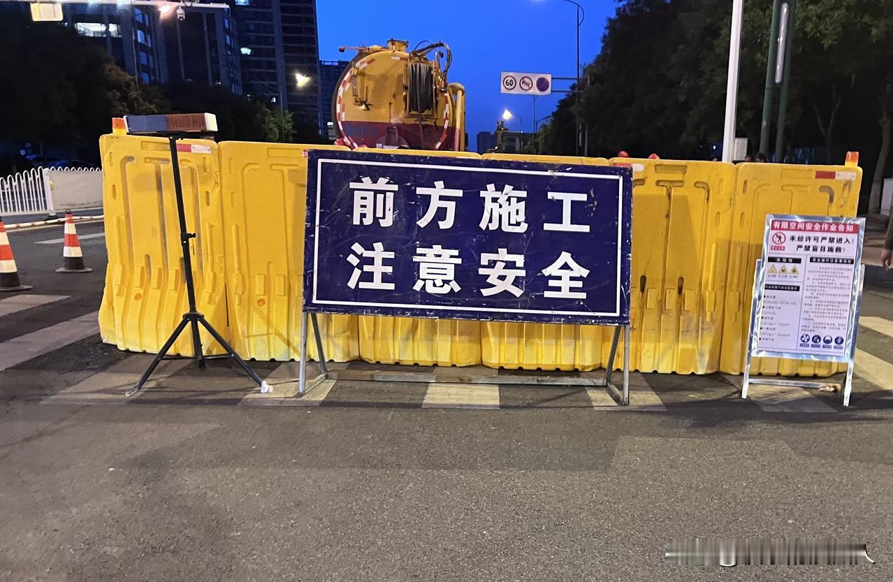 今天在山东滨州黄河十三路渤州十六路路口处因公路塌陷一辆轿车的头部掉了下去，晚上去