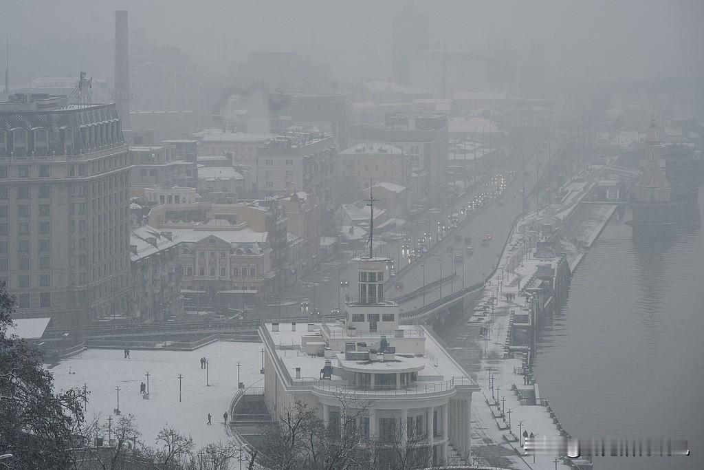 乌反腐局突曝猛料！据央视新闻报道，12月27日，乌克兰首都基辅上演戏剧性一