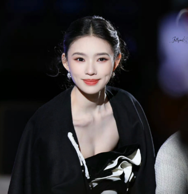 林允出席北京三里屯太古里的时尚活动，当时北京正值暴雪后的严寒天气（气温低至零下，