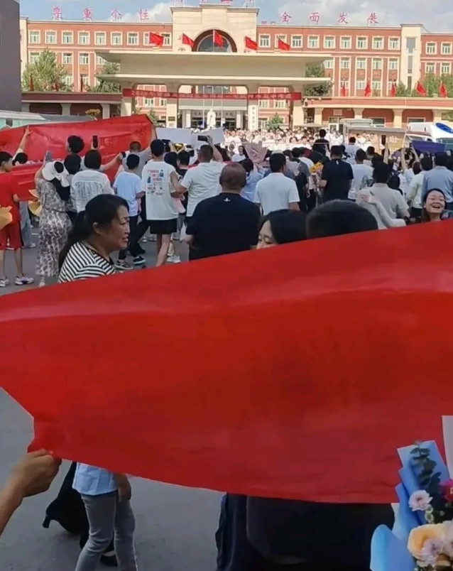 小姑是个雷厉风行的女人，昨天她把刚刚高考完的儿子揍了一顿！我说你再不满意也不能