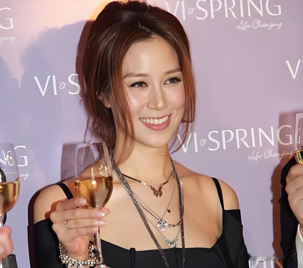 徐子淇的豪门路，从娘胎就开始了。爸妈掐着良辰吉日剖腹产她出来，1岁早教，3岁