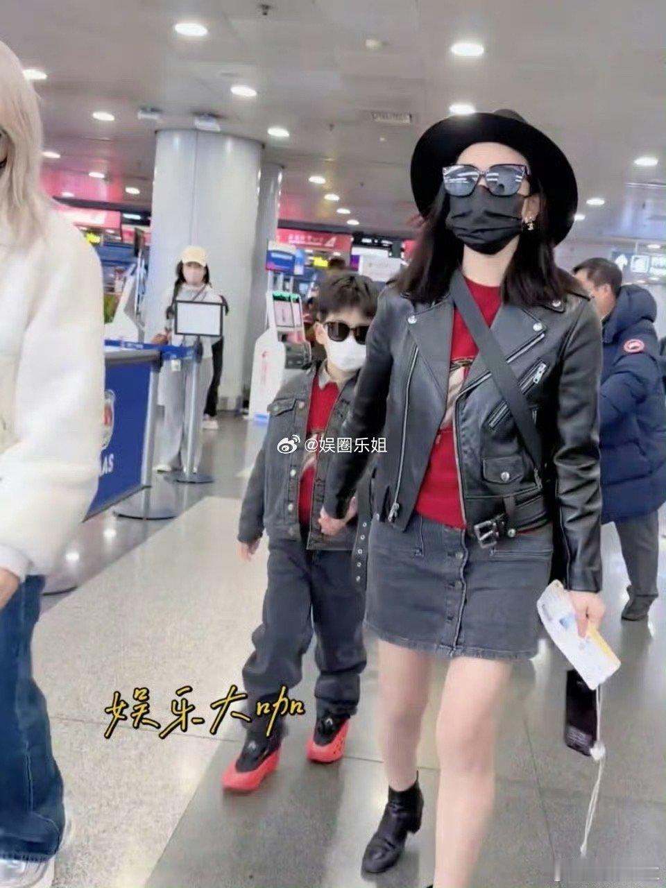 陈妍希带儿子一起去星光大赏小星星看起来颜值很高啊！身形清瘦，比例也很好，看起来是