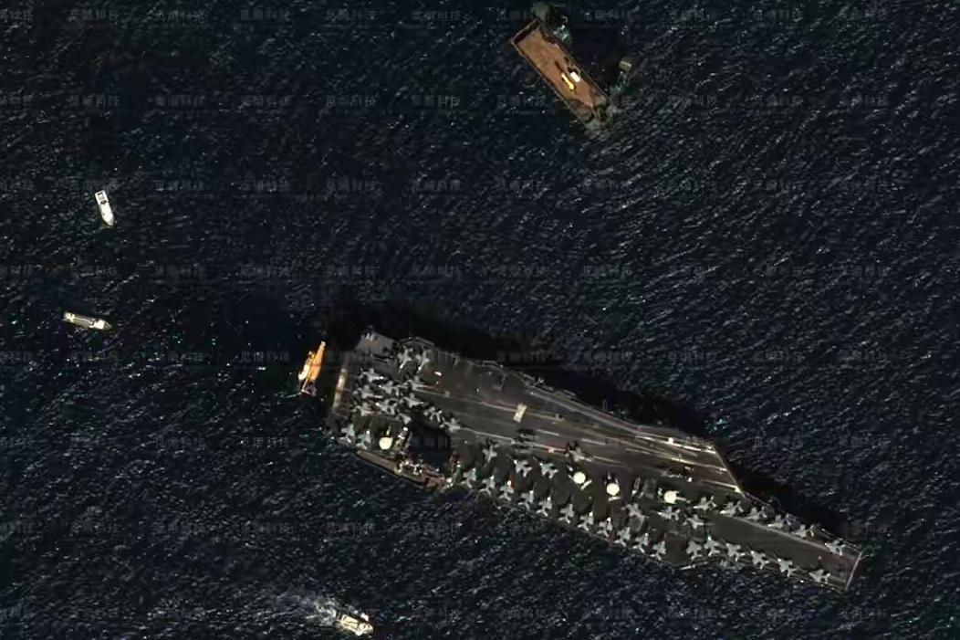 中国商业卫星对福特号航母现场直播，照片清晰的就像无人机抵近拍摄一样，五角大楼郁闷