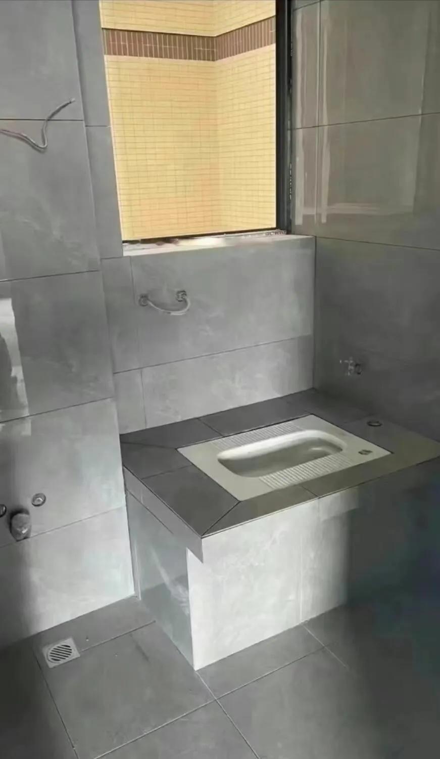 我家泥工师傅给我设计的蹲便器大家觉得这样合理吗我感觉有些高不怎么好用