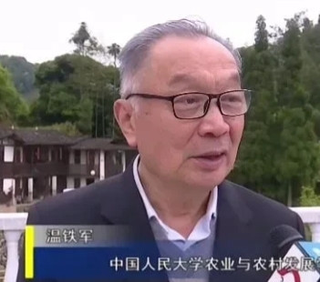 温铁军说的是大实话。“为啥非要学西方把农民都赶进城，搞那些穷人居委会呢？”城里住