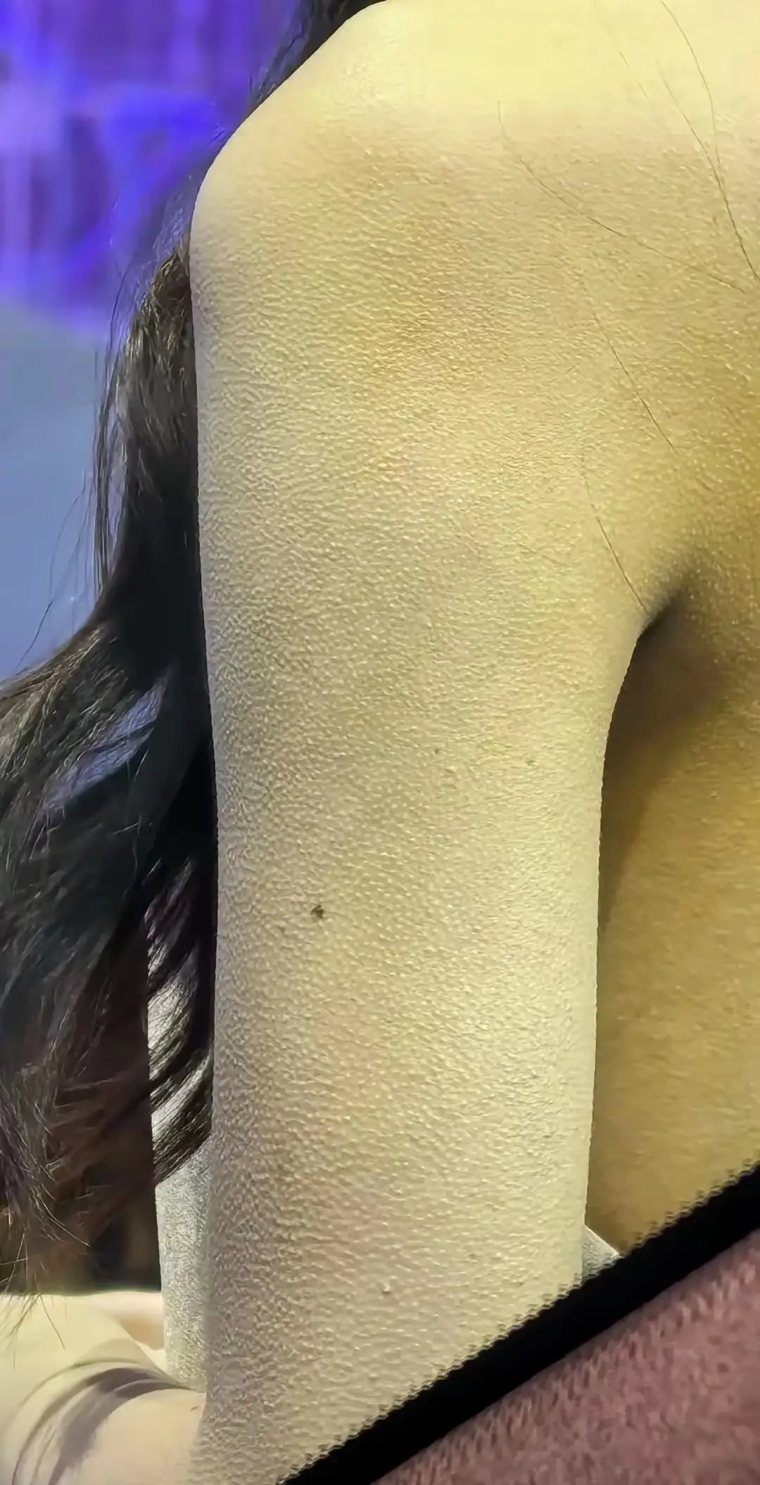 广州车展上的模特姑娘们，踩着高跟鞋一站就是好几个钟头，连口水都舍不得多...