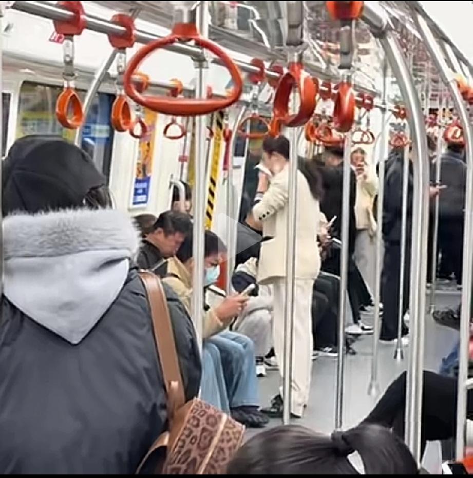 12月6日，杭州。年轻的妈妈带着年幼的女儿乘坐地铁，在车厢里和年长的女子发生争执