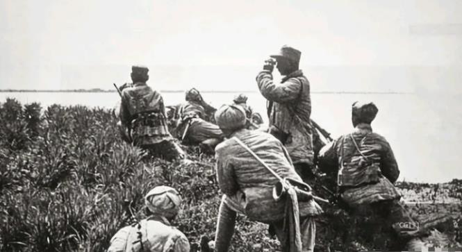 1942年，几名战士伪装老百姓，在芦苇荡伏敌，却被日军抓去当壮丁。连长急了：“打