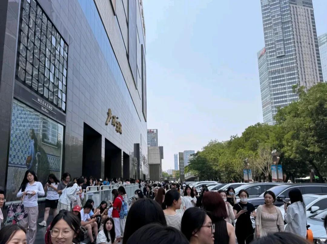 这些人都不用上班吗？