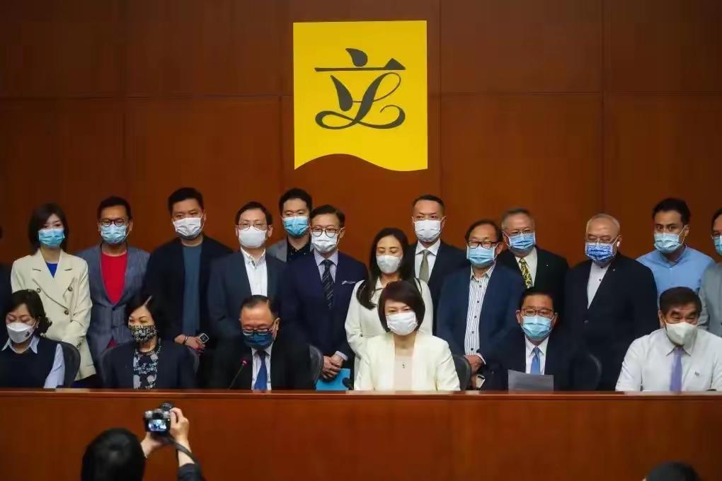 家族彻底出局了，李泽钜不是失去港府顾问那么简单。​这次顾问团调整，李家连个