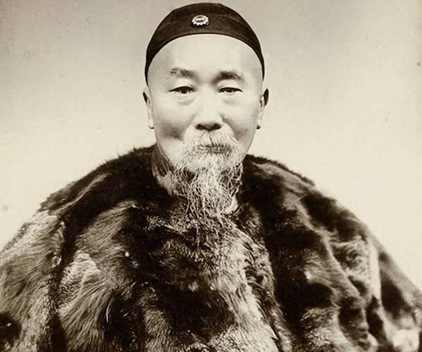 李鸿章的大哥李瀚章，是个大贪官，一生收受贿赂无数，他搞贪腐有一个特点，绝不让送钱
