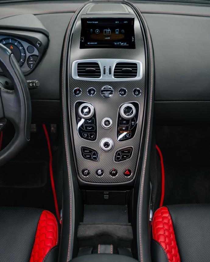 阿斯顿马丁VanquishVolante太绝了堪称敞篷超跑的颜值性能天花板。5