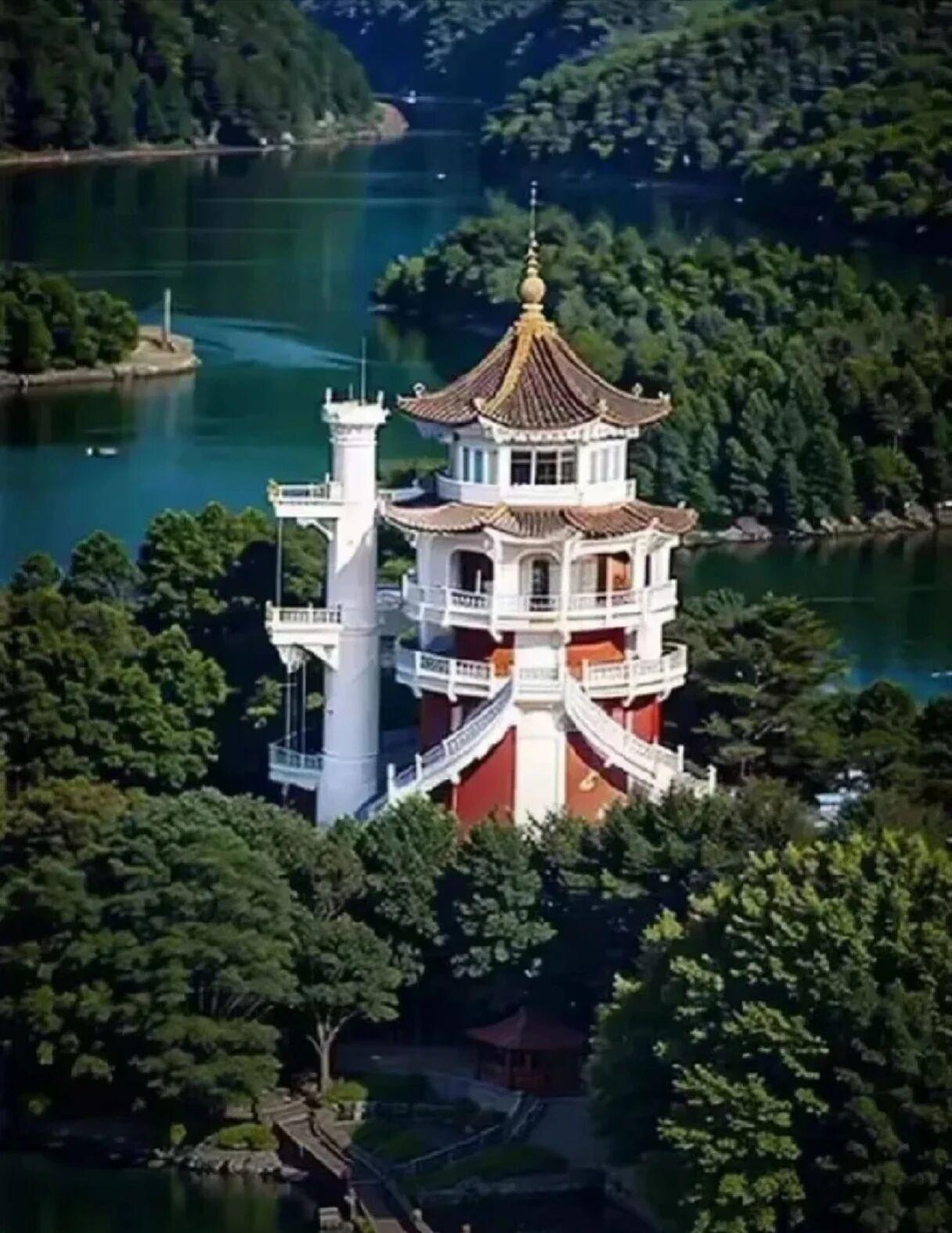 在这儿，能看到湖畔仙境般的美景，一座古塔稳稳矗立。湖水清澈得能见底，波光粼粼