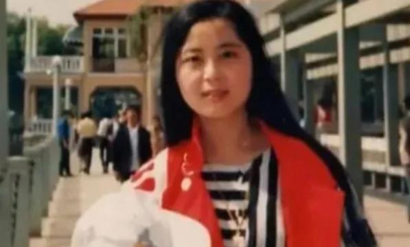 1988年,23岁的清华女研究生在火车上对一个35岁的男人一见钟情。女孩父母强烈