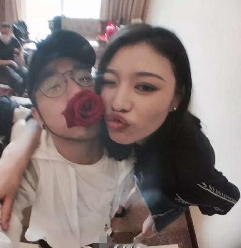 遗传好神奇，小苹果明明长得像妈妈，她妈妈长得算不上大美女，她却是个大美人。