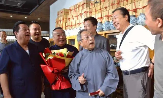 几位曲艺界知名人士同框：我只认出了穿长衫、戴眼镜的著名相声表演艺术家李伯祥，
