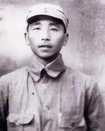 1943年，十几个汉奸押了一个八路军，打算送给鬼子，路上，一个农民拿着扁担，把汉