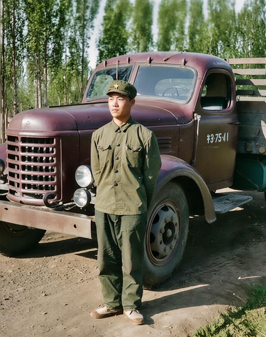 1972年，新疆，21岁的王石在部队的留影。照片中，他经典65式军装，红五星、