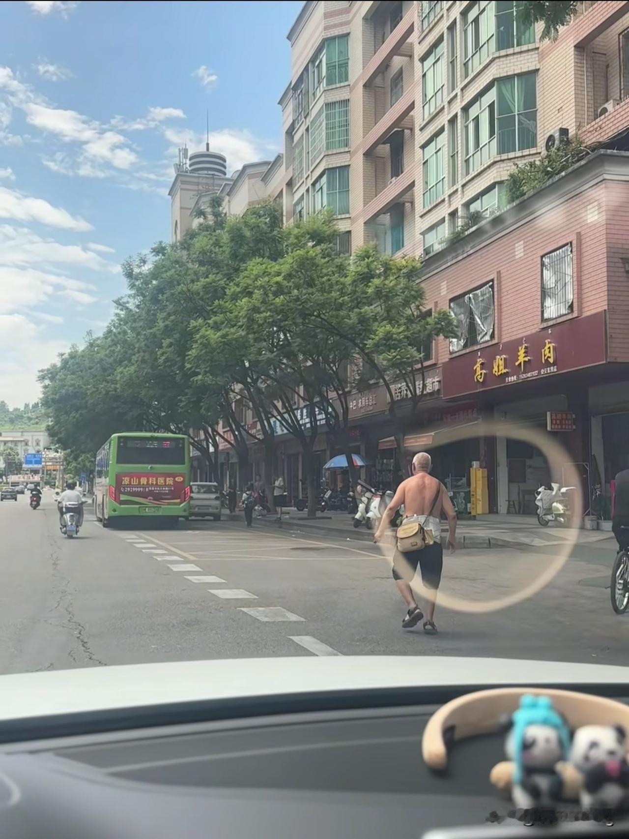 人民为人民！四川凉山西昌市，一位名叫张国方的公交车司机，用他的实际行动，感动