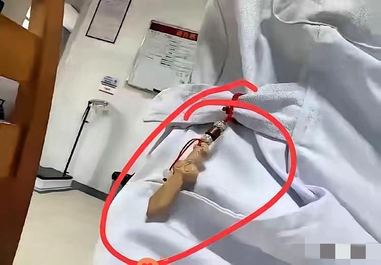 有人说夜班护士戴桃木剑辟邪，其实北上广一线医院里，重症监护室的护士更爱戴金手镯—