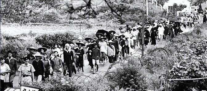 1980年，这是一群从内地逃到香港的人，在排队领香港身份证。当时，只要你能到达香