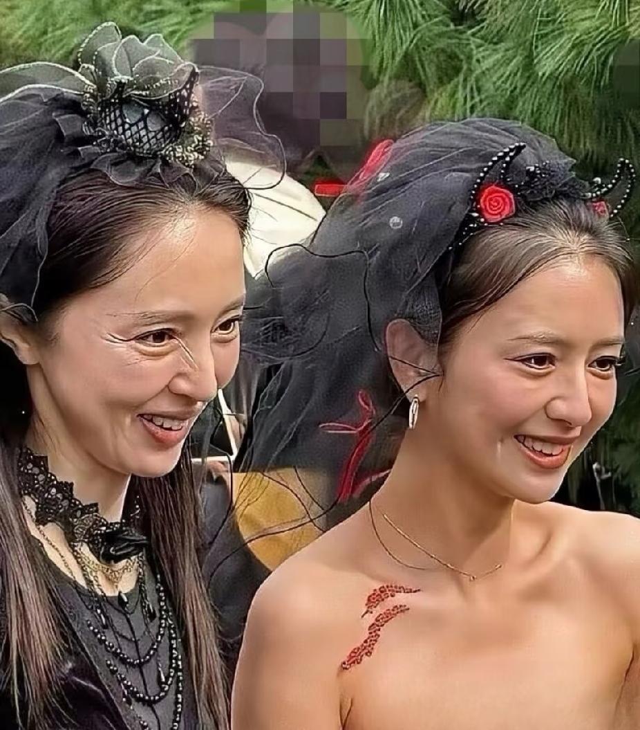 董璇和佟丽娅同框两张对比图，真的很有感触。精心打扮的精修大片，是舞台上闪闪发光