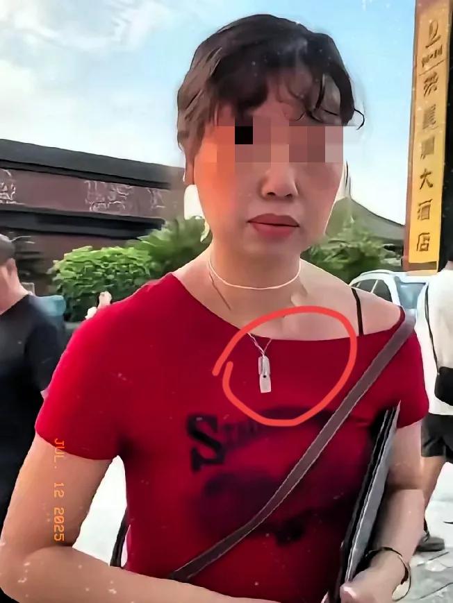重庆文旅一年又白干了！他们做梦也没想到，洪崖洞红衣女居然连帽子叔叔都没法镇住