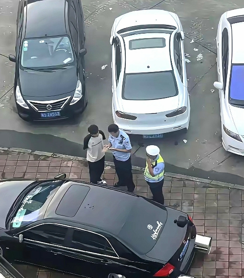 非要把车改装成这样，被交警抓了吧