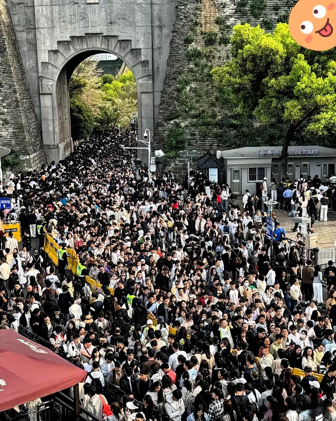 中秋、国庆调休，明眼人都看得明白：根本不是让你歇，是让你花。凑出个小长假，目的就是把你从家里“赶”出