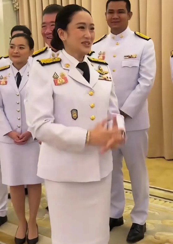 佩通坦之所以在“通话门”事件后没被赶下台，这三步棋起了关键作用。第一步，通话门