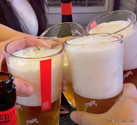 甘肃一男子陪19岁女友过生日，吃完饭便直接回了酒店，可就在两人雨云时，男子突然哮