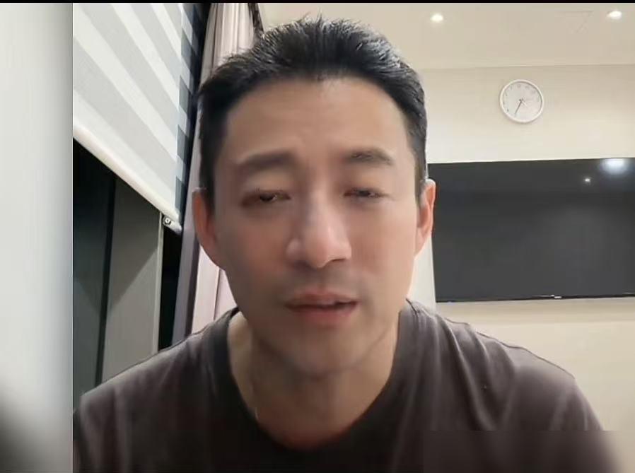 汪小菲在镜头前猛拍桌子震翻了茶杯，眼珠子通红扯着嗓子吼，谁脑子进水花四千五百万买