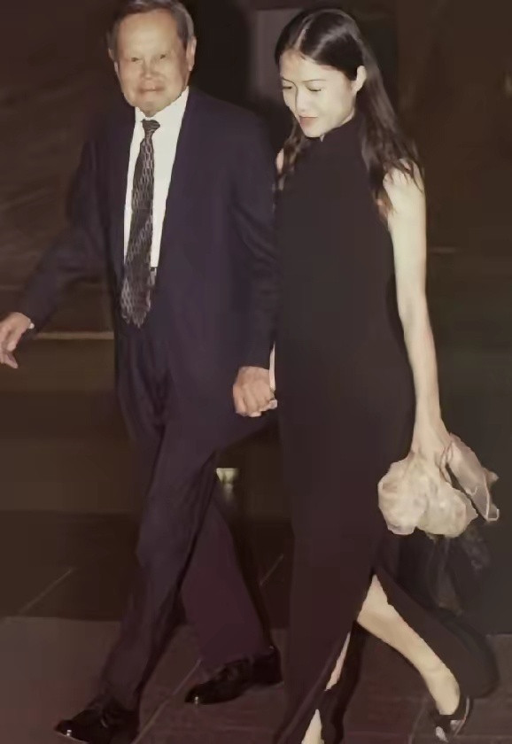 翁帆：他沒有教我物理，他教我开车。在一本书中，翁帆这样自述道：他沒有教我物理，他