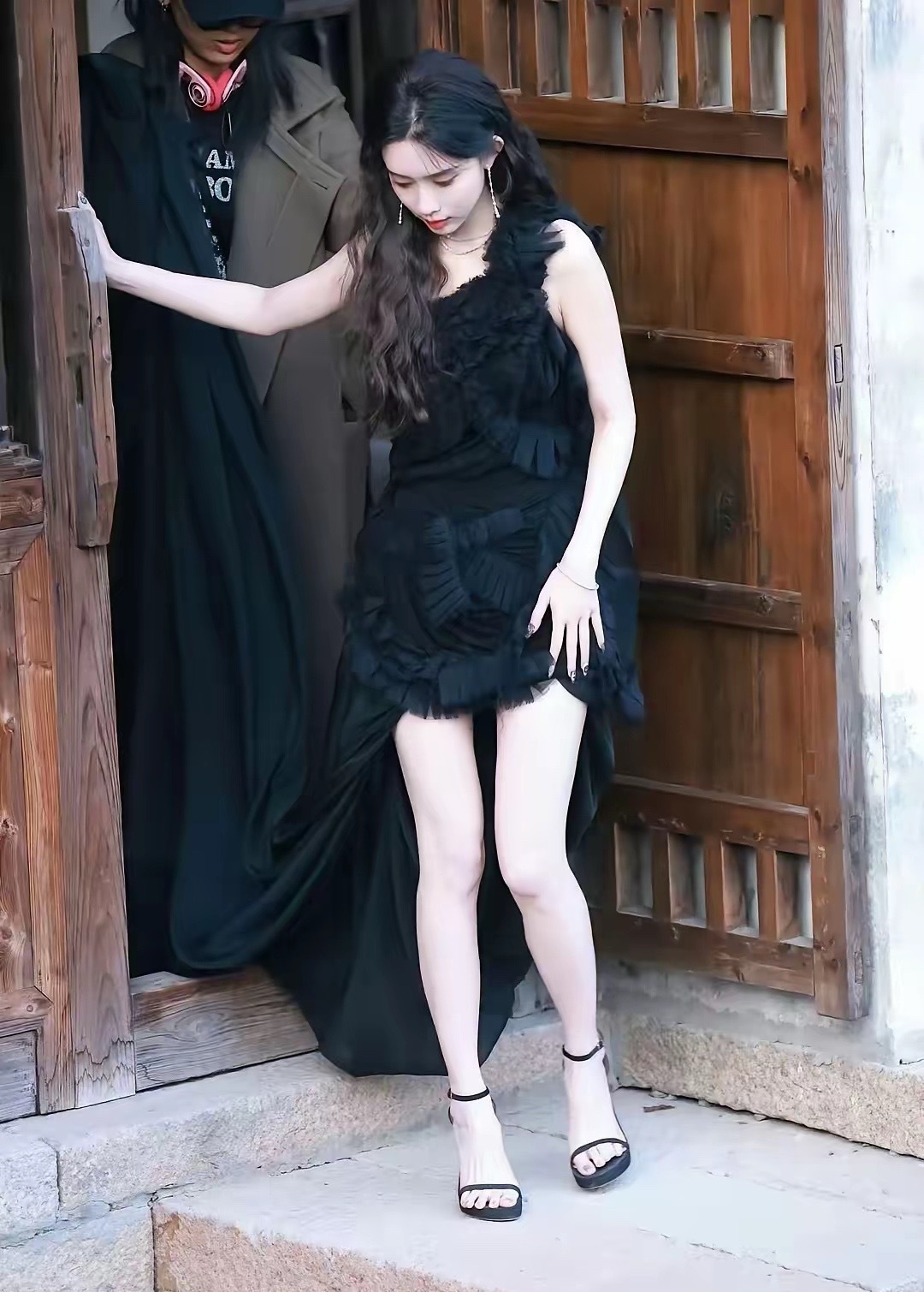 明星就是明星，真的不一样！你看孟子义平时在电视剧里平平无奇，真跟普通人站一块了，