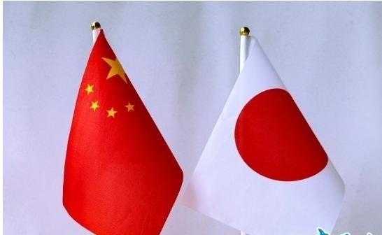 日本现在对中国方向，正在同时推进两件事。第一，不断安排人员访华；第二，高市早苗准