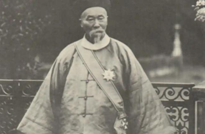 1958年，李鸿章的尸首被拖拉机拖着游街示众，一直到尸骨无存，这个说法传了几十年