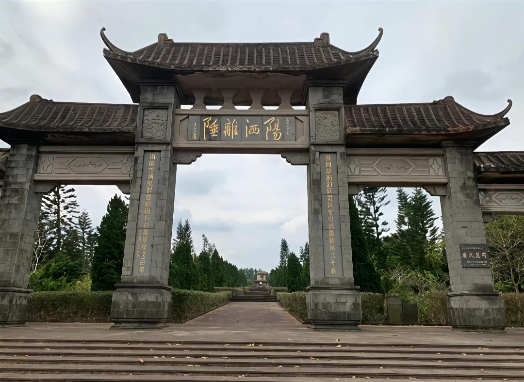 雷州有一处延绵七百余年的古葬墓群，占地34万平方米，从南宋延绵至明清的唐家镇唐氏