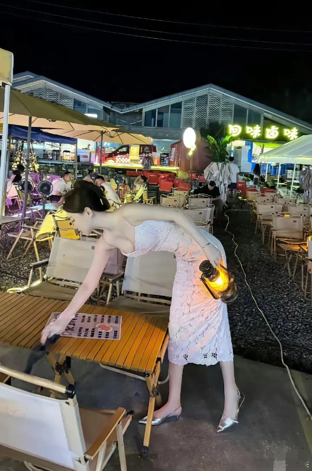 老板娘也太漂亮了，还亲自擦桌子！​​​