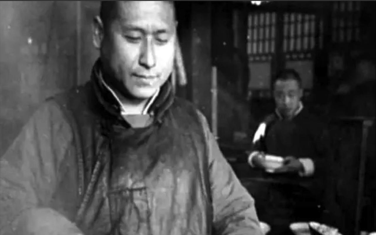1950年，一个叫张克明的男子在四川娶了一个村姑，光聘礼就给了48两黄金，越想越