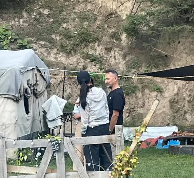 汤唯一家新疆出游引热议：7月上旬，汤唯和韩国导演老公金泰勇带着儿子在新疆逛街的