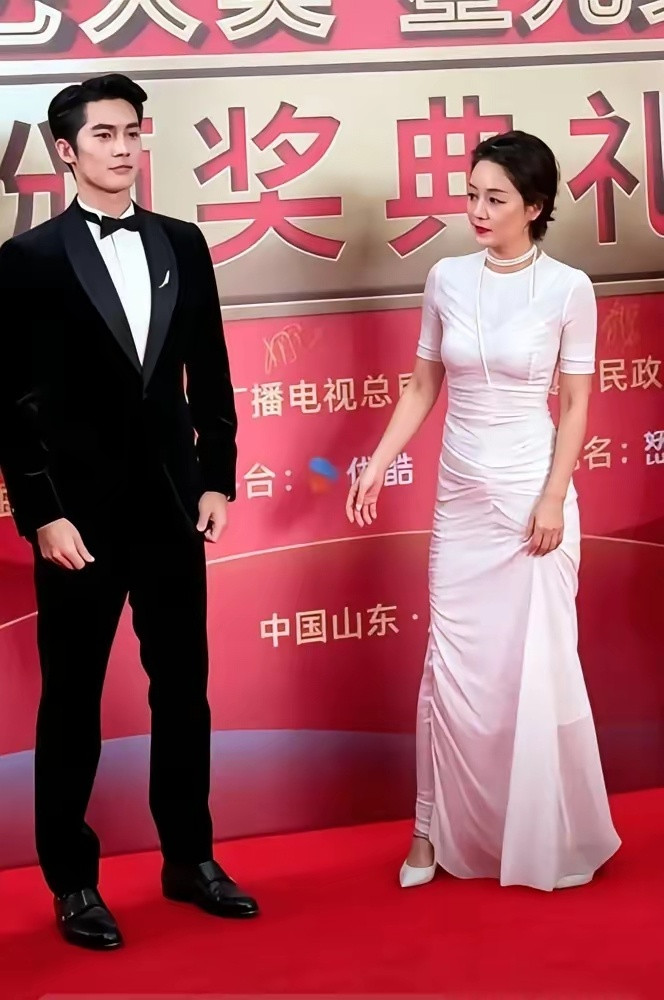 马伊琍走红毯，手上那副黑手套，直接把气质拽下去了半截。​她穿的是修身礼服，腰线、肩颈全在线，唯独那双