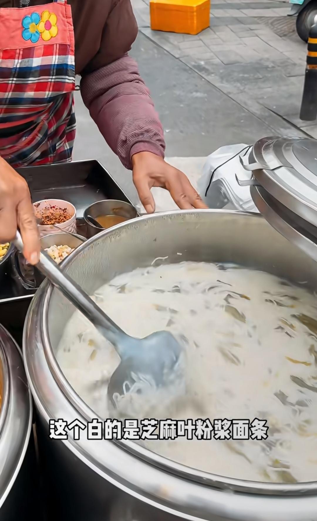 作为河南人，喜欢吃面食，似乎是天生的！卤面吃不够，烩面可解馋！唯独有一种面，真