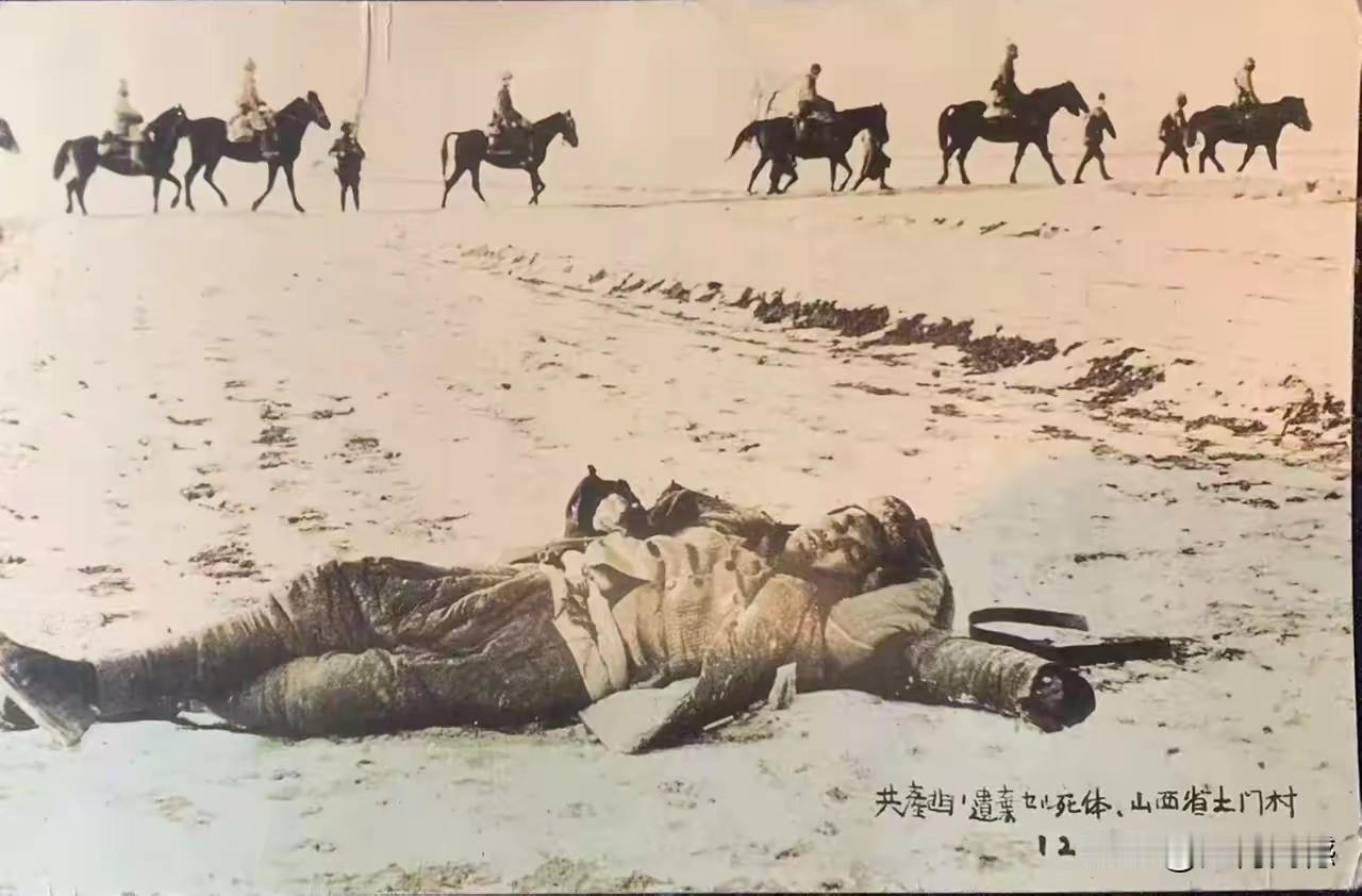 躺在地上的这位抗日英雄，是在跟日本鬼子作战时不幸牺牲的，日本鬼子拍下了这张照片，
