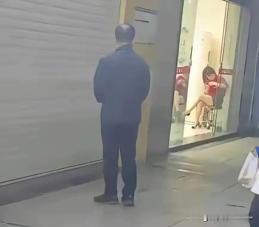 大爷很纠结，上面有想法，下面没办法，干着急说不出啊！