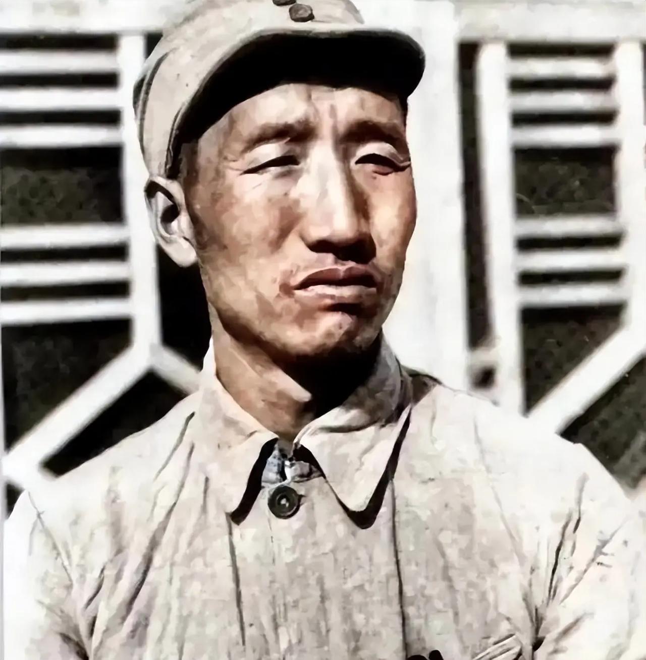 广州起义失利后，众人仓皇撤离，徐向前随手抓起两把银元，保住了数百名革命骨干。
